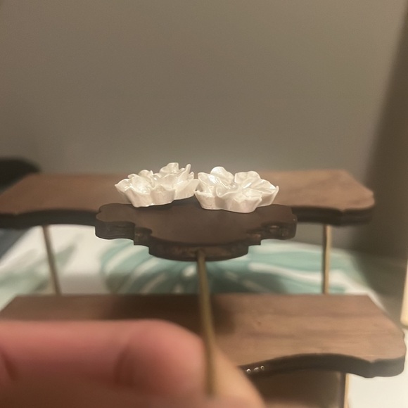 Cream Camellia Earrings in Resin - Picture 4 of 8